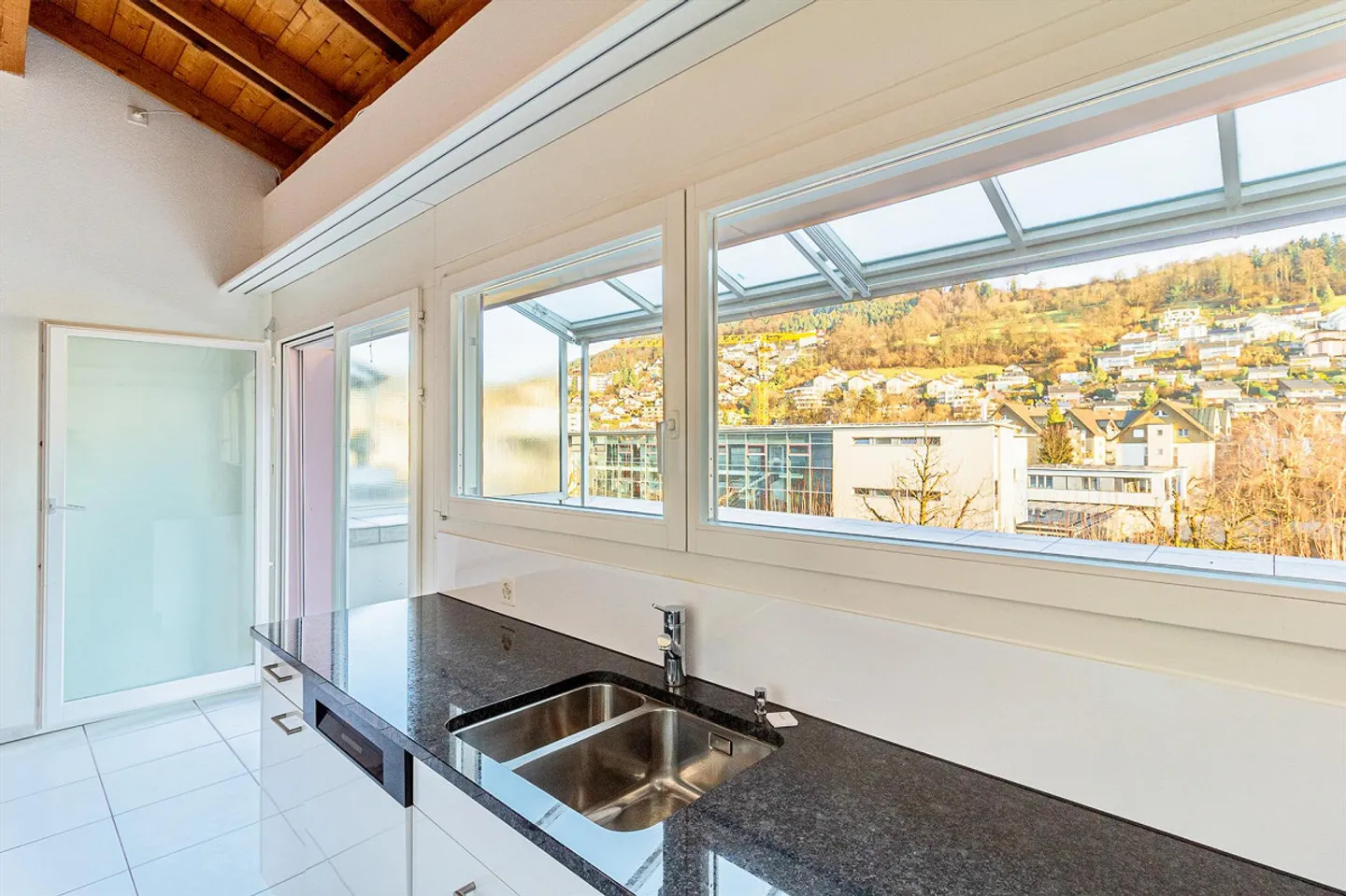 Charming 4.5-room maisonette apartment with hobby room near Rotsee - Photo 9 of 12