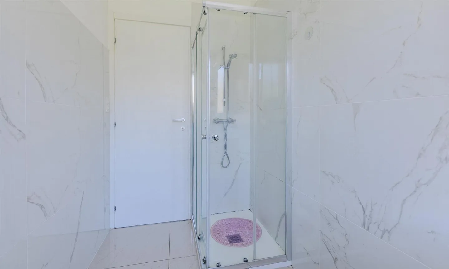 SPLENDID 3.5 ROOM APARTMENT IN CENTRAL DISTRICT LUGANO - Photo 8 of 9