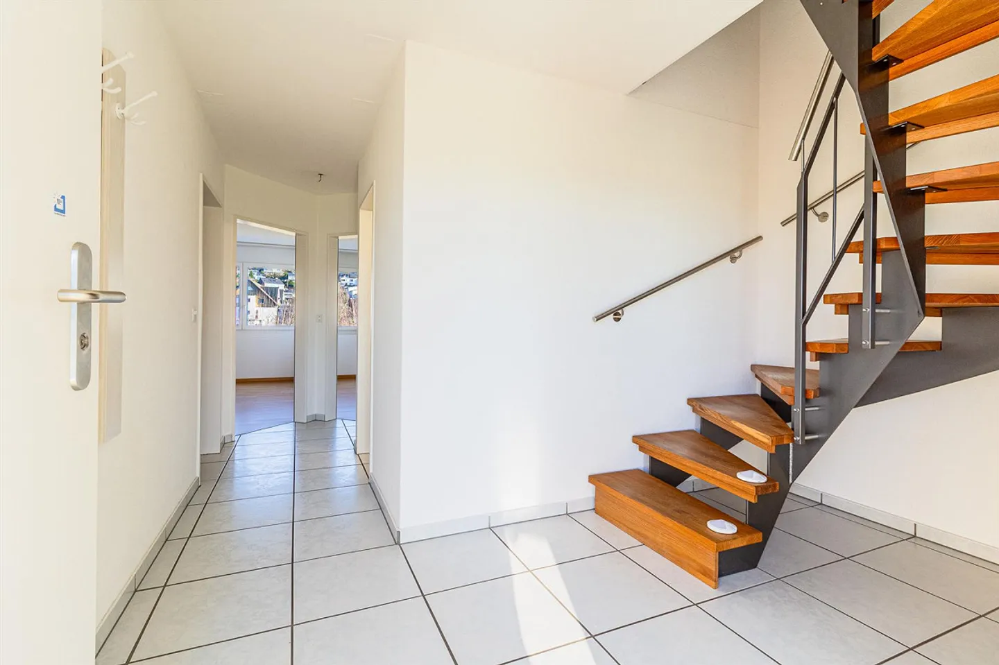Charming 4.5-room maisonette apartment with hobby room near Rotsee - Photo 5 of 12