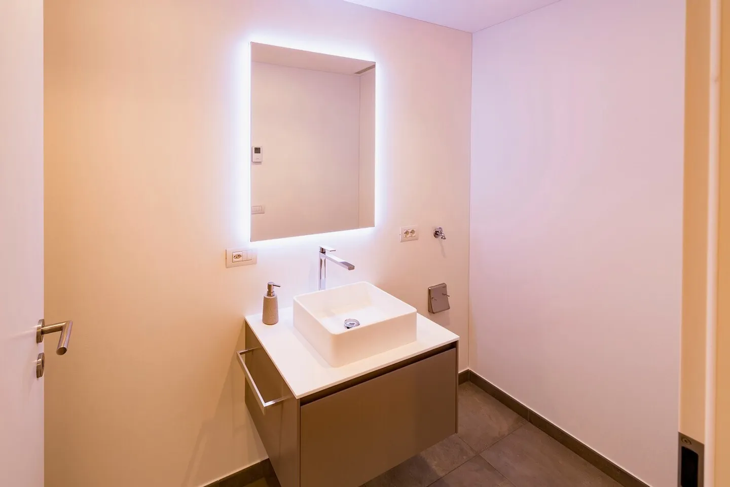 Appartamento moderno con terrazza - Foto 4 di 10