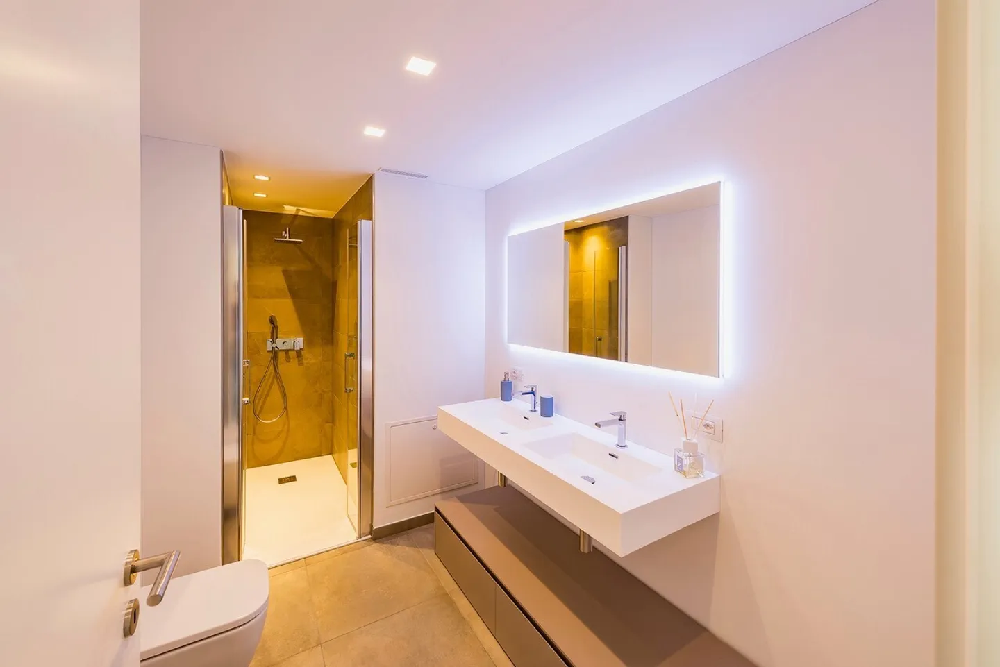 Appartamento moderno con terrazza - Foto 6 di 10