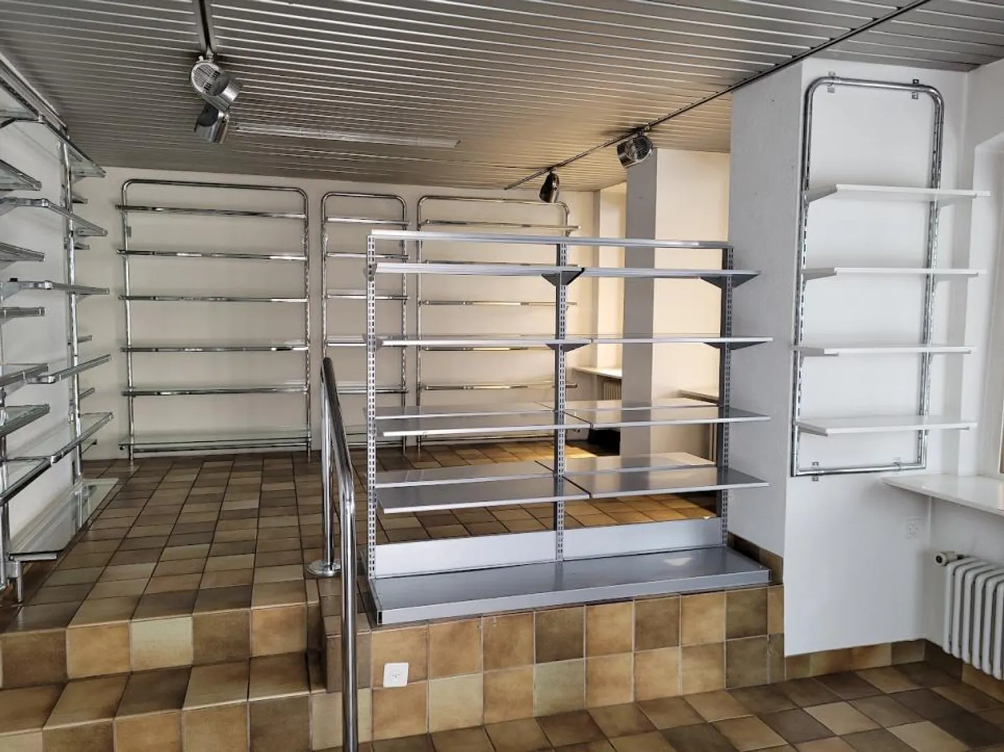Commercial space on the ground floor - Photo 6 of 13
