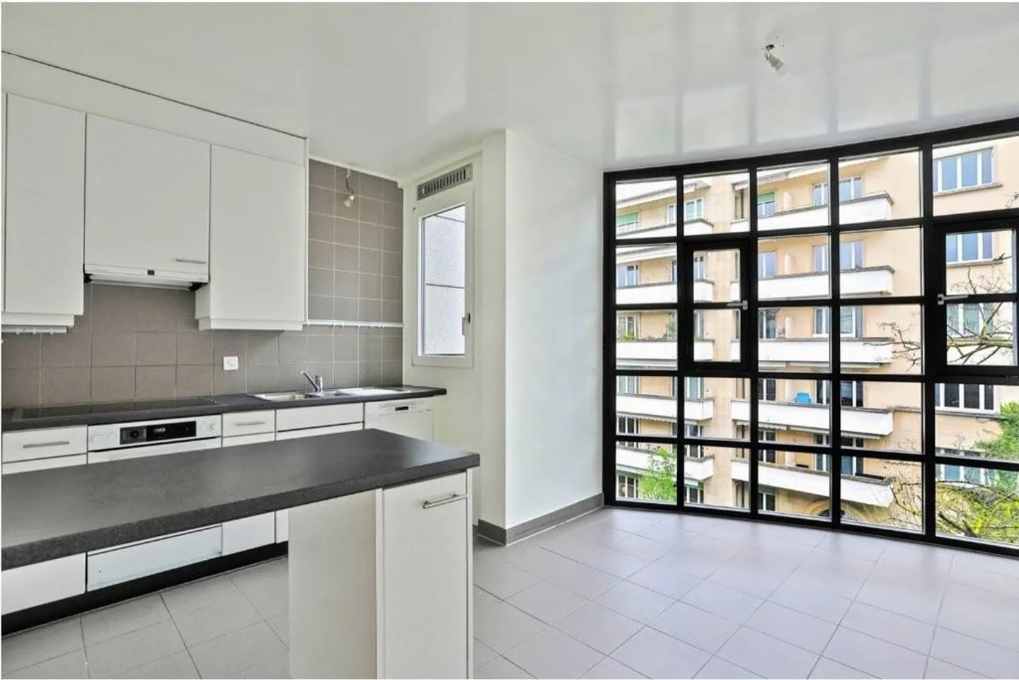 Beautiful accommodation located in the Eaux-Vives district - Photo 2 of 11