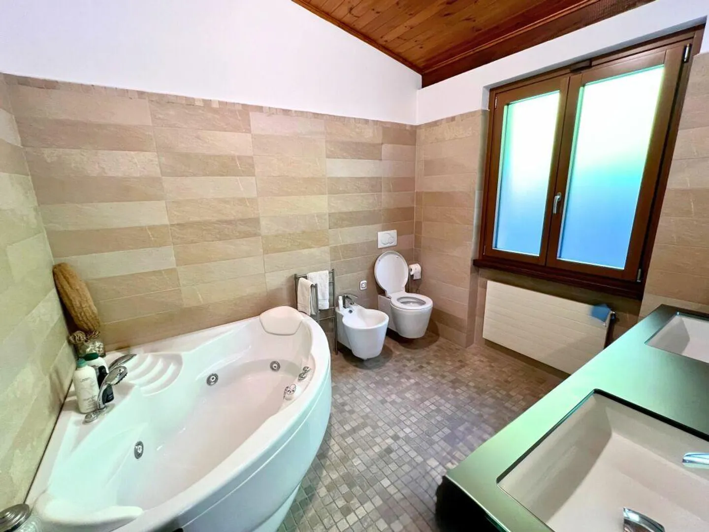 Elegante villa con ampio giardino e due appartamenti annessi - Foto 14 di 19