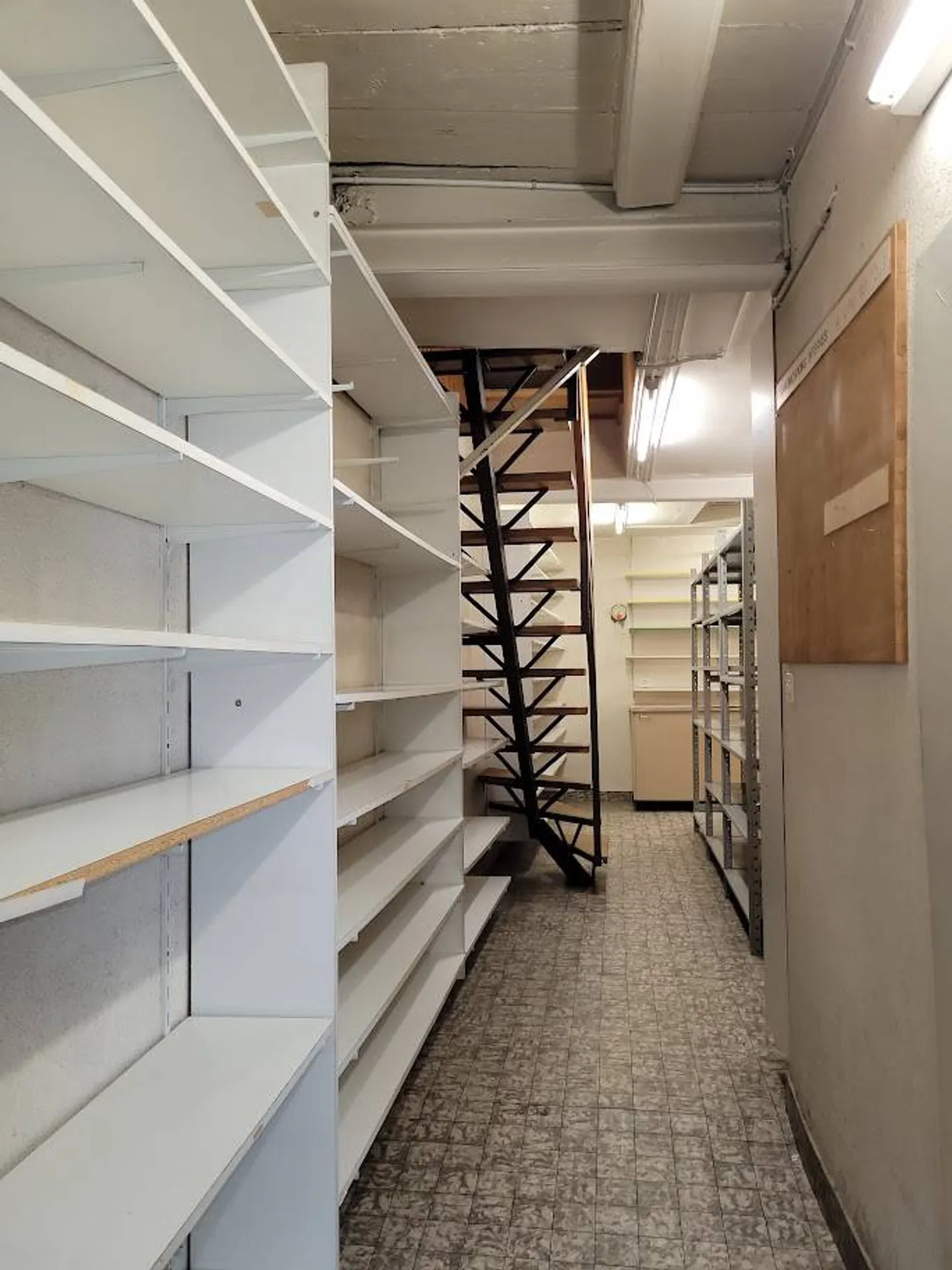 Commercial space on the ground floor - Photo 8 of 13