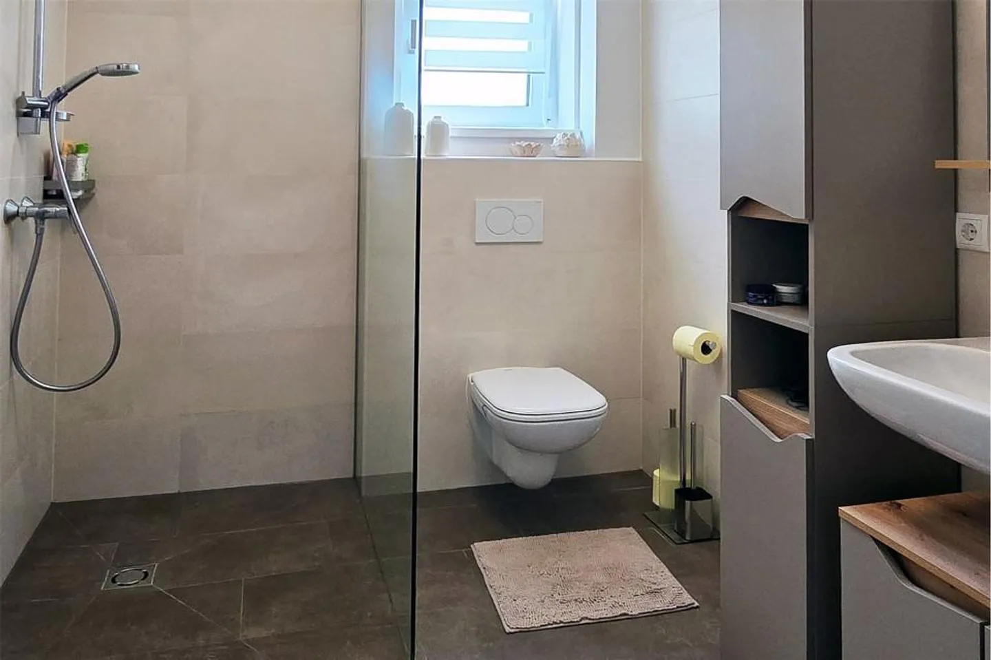 Newly built multi-family house with 4 apartments and interesting yield... - Photo 3 of 4