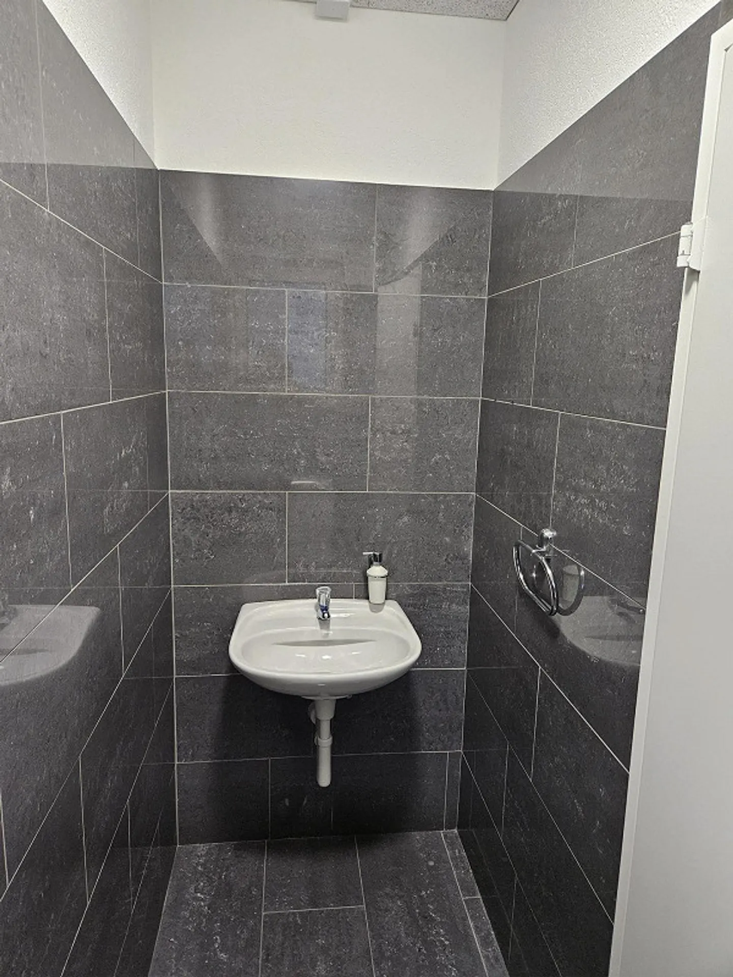 Espace commercial fraîchement rénové, atelier, zone de production - Photo 19 sur 20