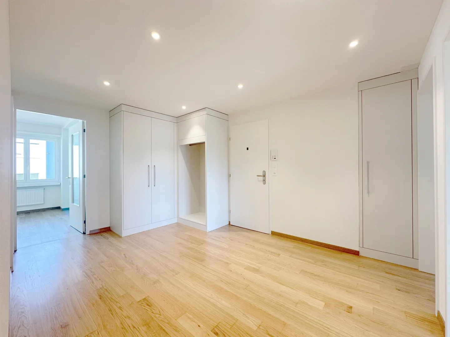 Charming Apartment with Balcony - Photo 2 of 12