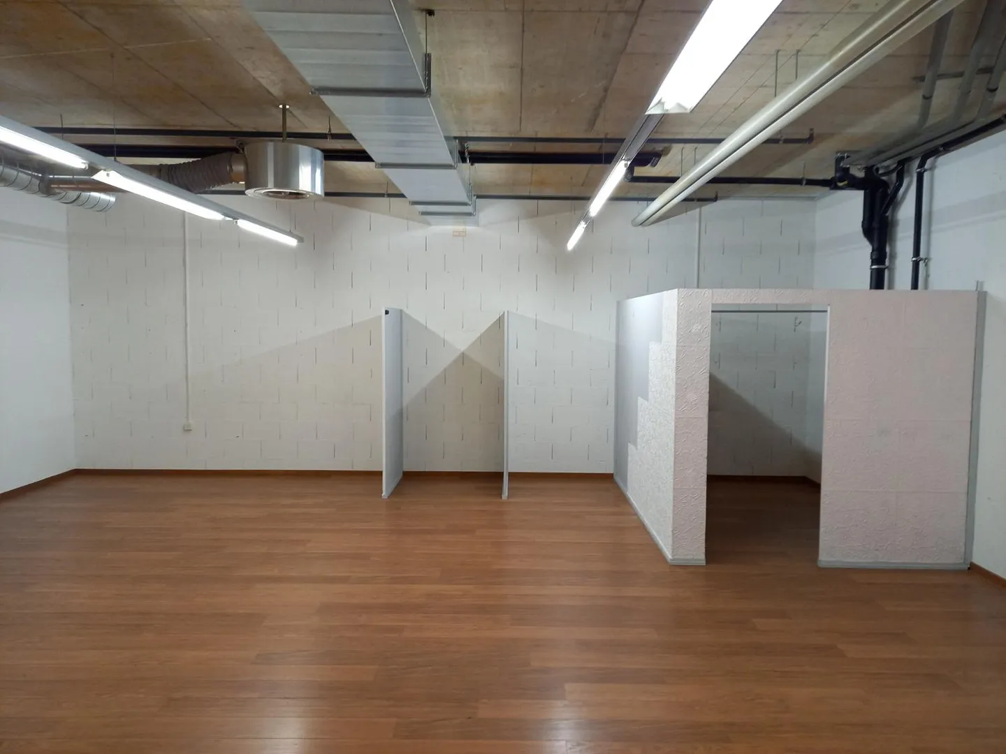 Sales area of 55 m² with strategic pedestrian traffic in Centre Cormanon - Photo 2 of 4