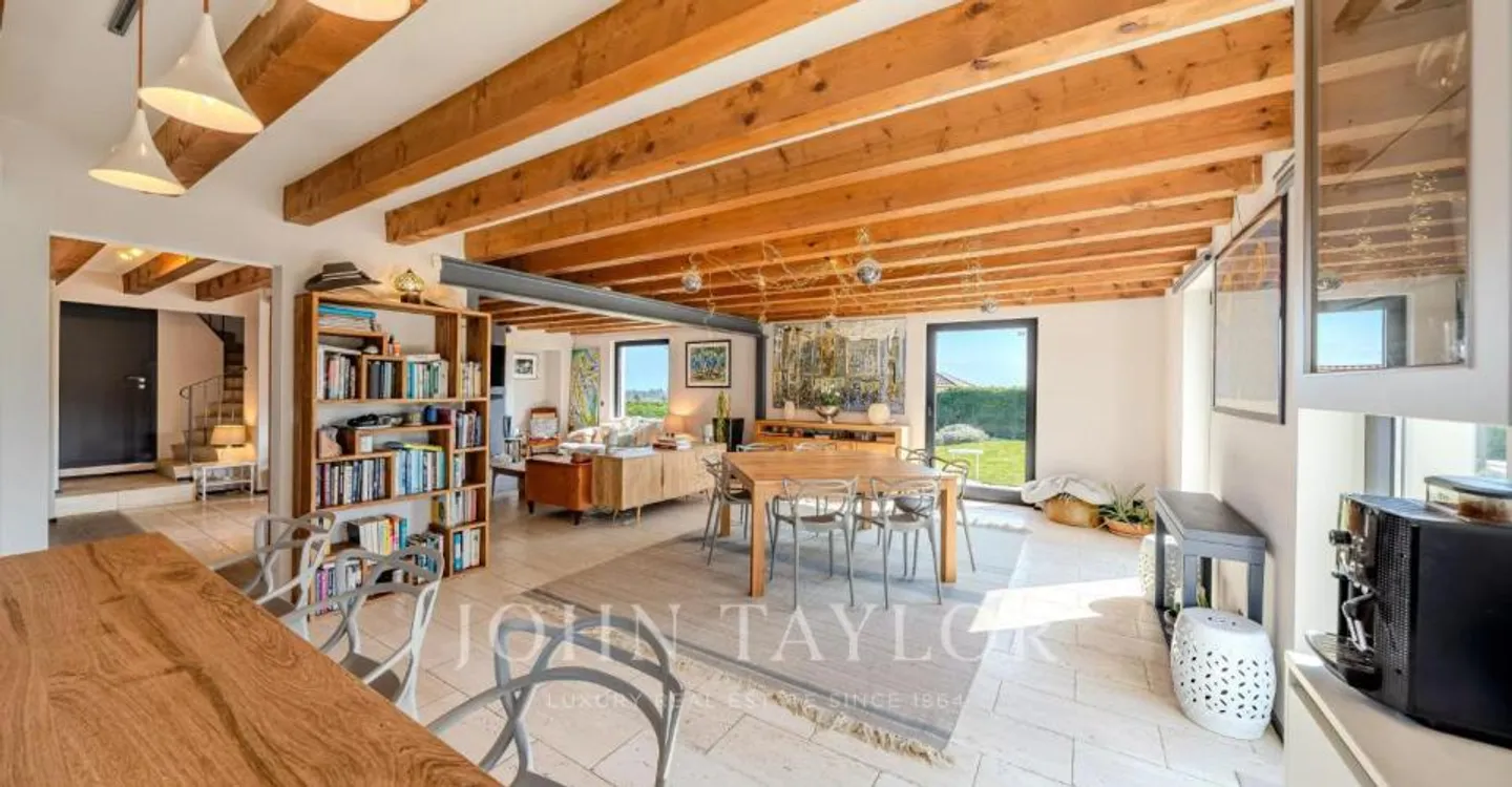 Villa Élégante avec Vue sur le Lac - Photo 1 sur 12