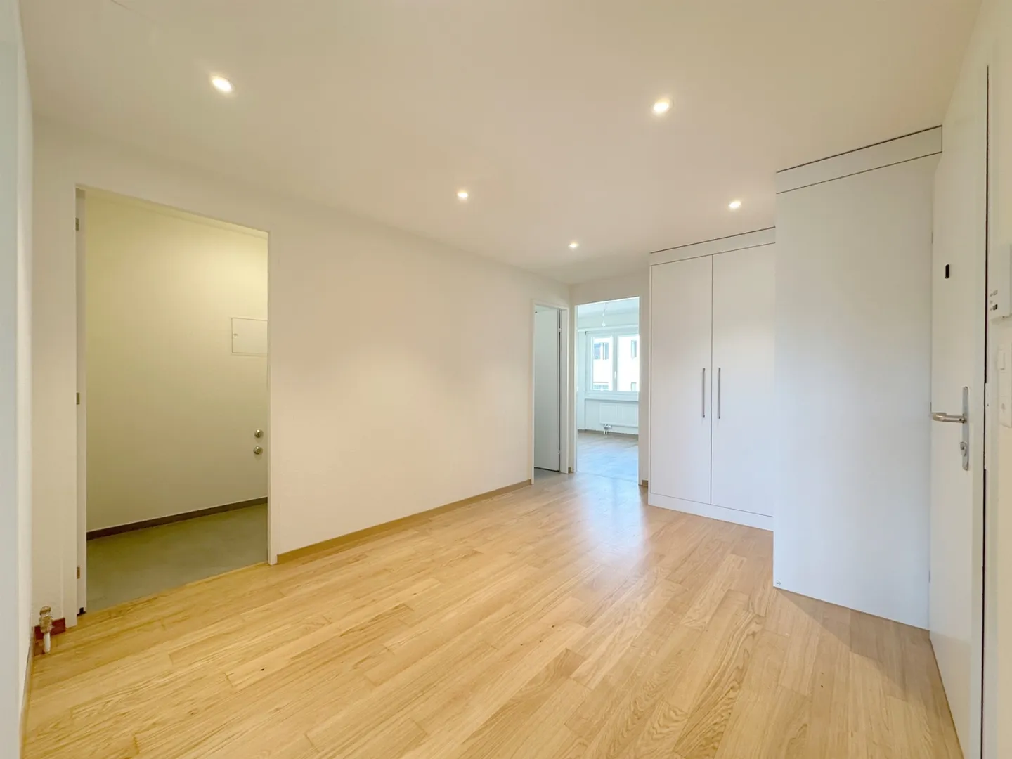 Charming Apartment with Balcony - Photo 3 of 12