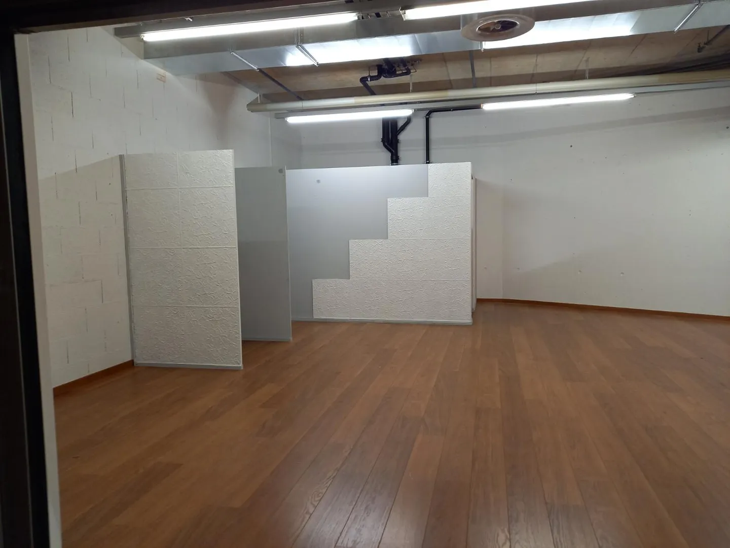 Sales area of 55 m² with strategic pedestrian traffic in Centre Cormanon - Photo 3 of 4