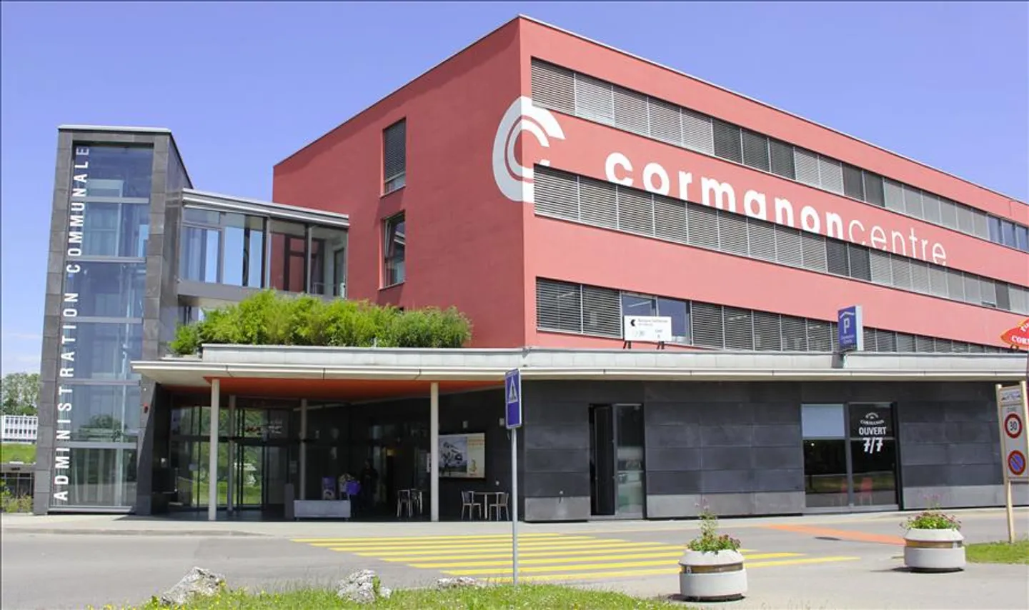 Sales area of 55 m² with strategic pedestrian traffic in Centre Cormanon - Photo 1 of 4
