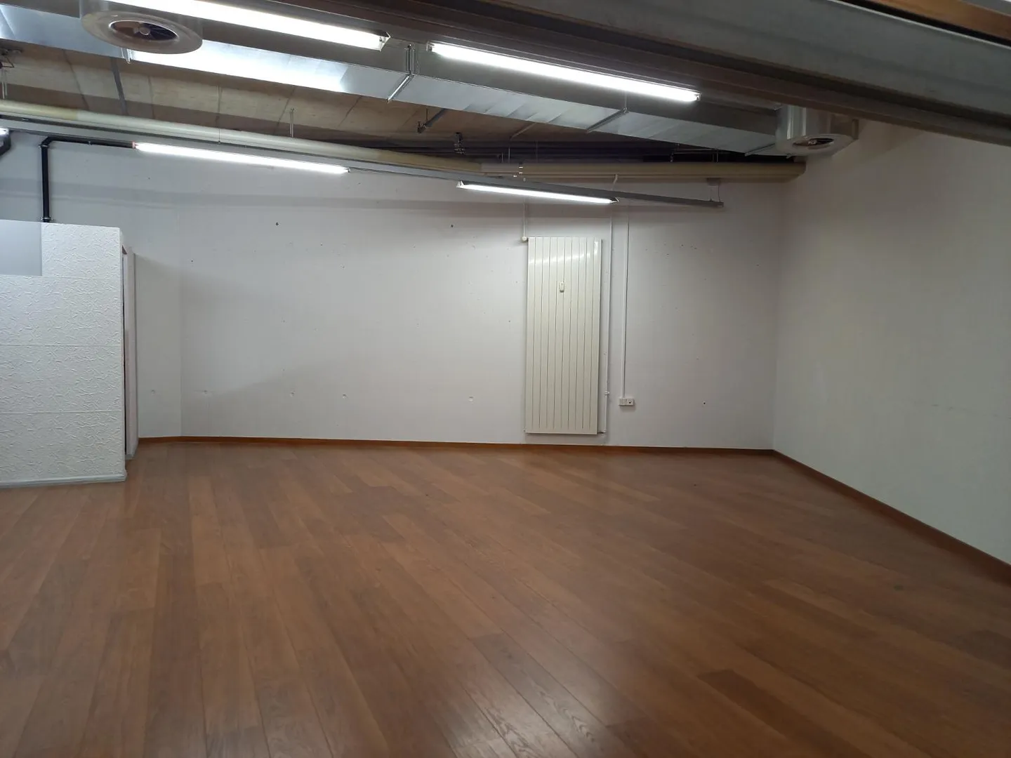 Sales area of 55 m² with strategic pedestrian traffic in Centre Cormanon - Photo 4 of 4