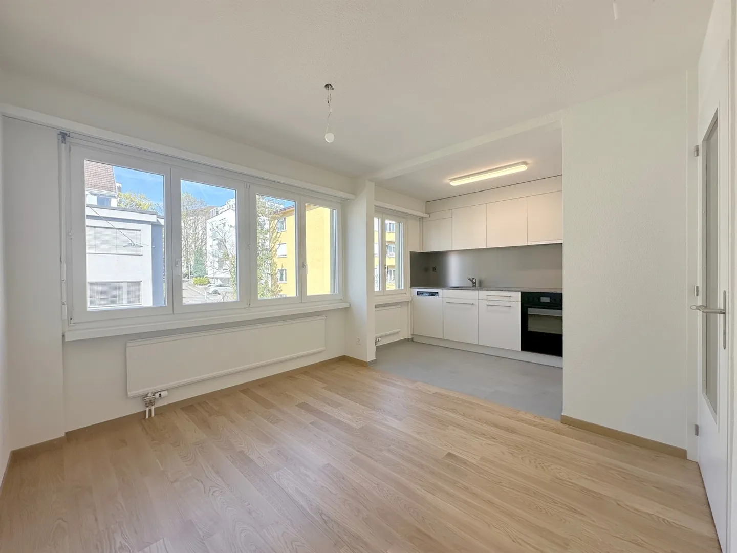 Charming Apartment with Balcony - Photo 6 of 12