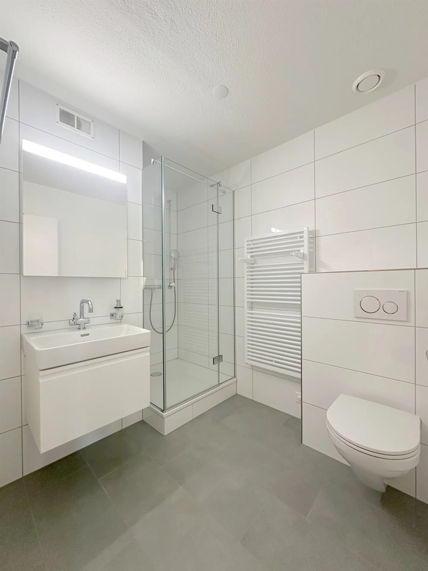 Charming Apartment with Balcony - Photo 9 of 12