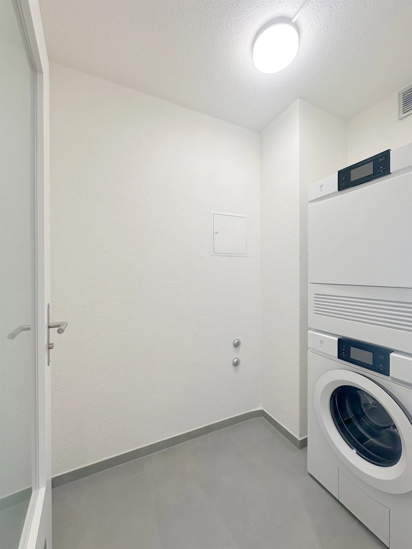 Charming Apartment with Balcony - Photo 10 of 12