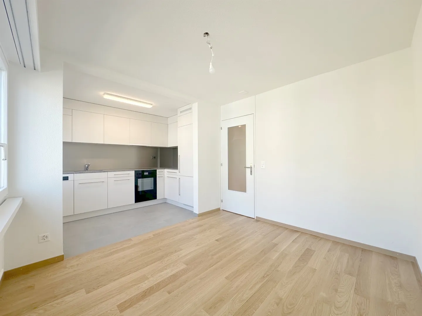 Charming Apartment with Balcony - Photo 7 of 12