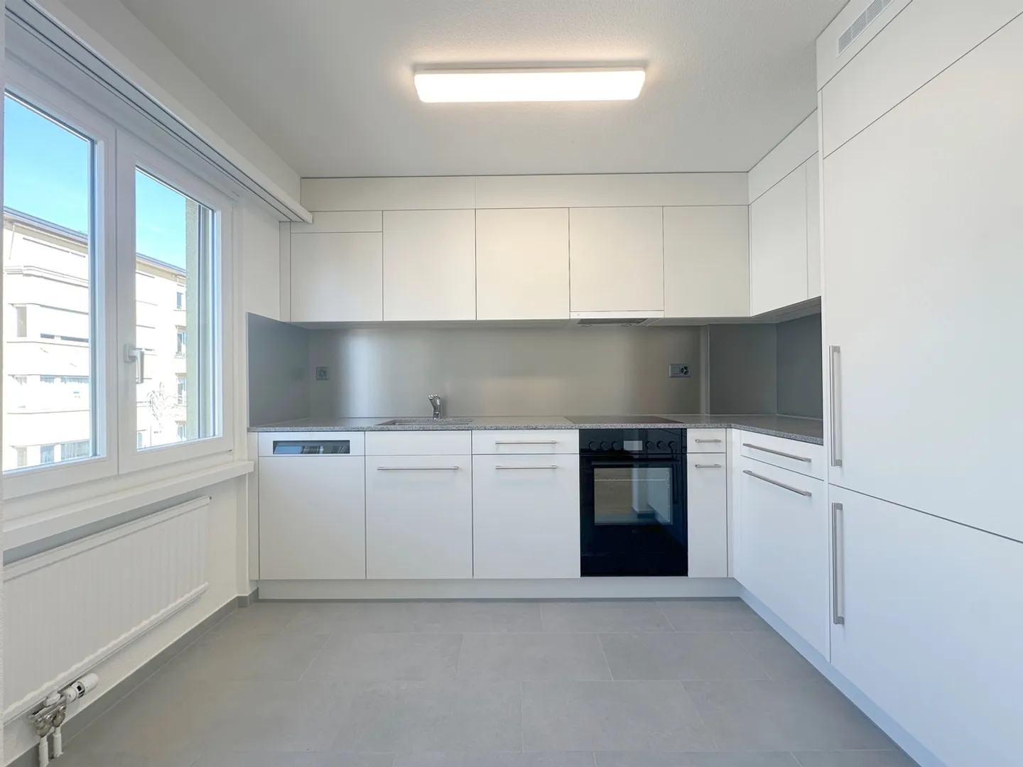 Charming Apartment with Balcony - Photo 8 of 12