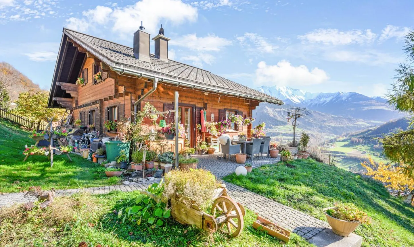 Charming chalet with incomparable views in Ruschein GR - Photo 2 of 11