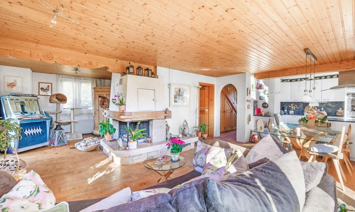 Charming chalet with incomparable views in Ruschein GR - Photo 3 of 11