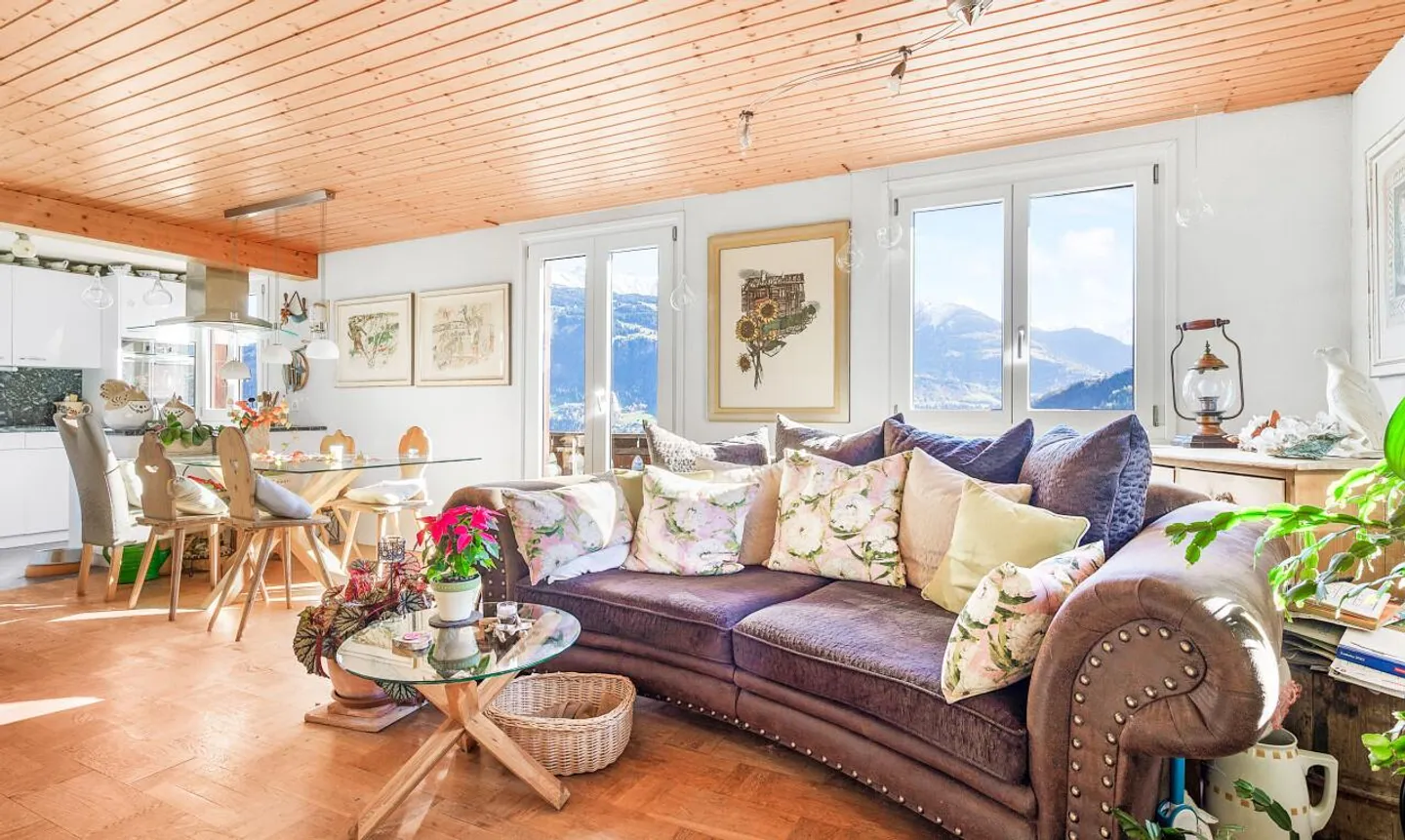 Charming chalet with incomparable views in Ruschein GR - Photo 4 of 11