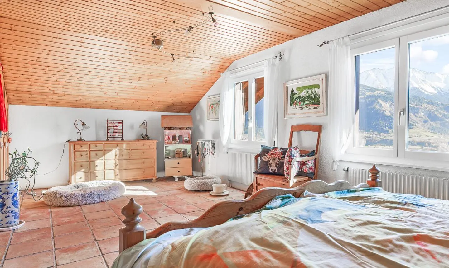 Charming chalet with incomparable views in Ruschein GR - Photo 9 of 11