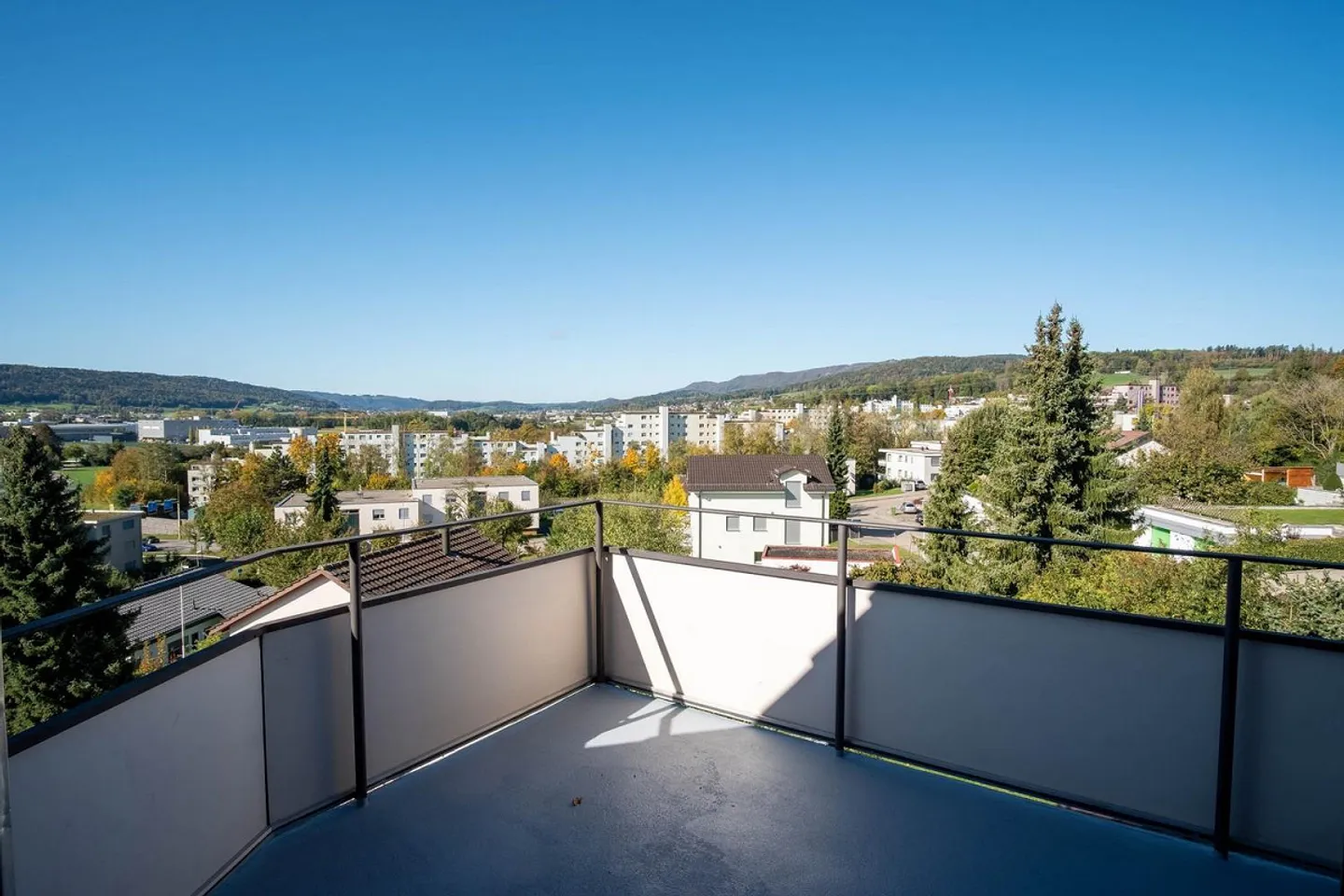 Appartamento 3.5 stanze parzialmente ristrutturato, 1° piano, con una bella vista sul Furttal - Foto 3 di 4