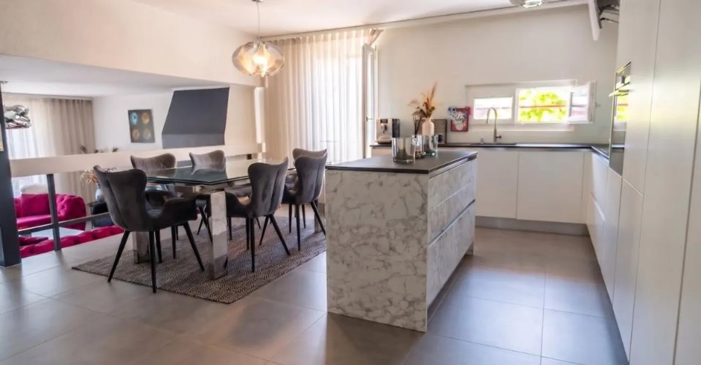 Rare! Renovated triplex penthouse of 6 rooms, close to the center - Photo 1 of 12