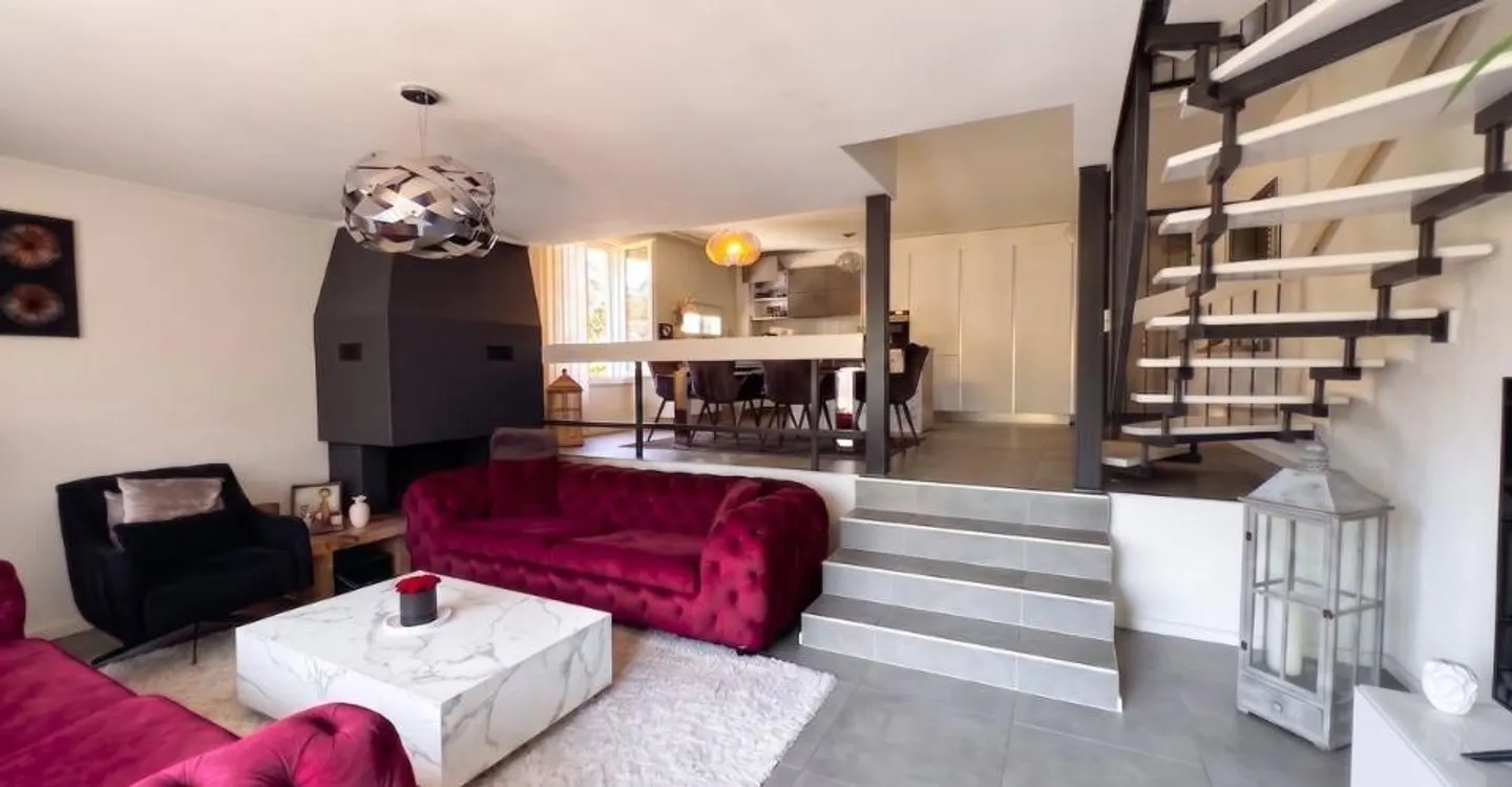 Rare! Renovated triplex penthouse of 6 rooms, close to the center - Photo 2 of 12