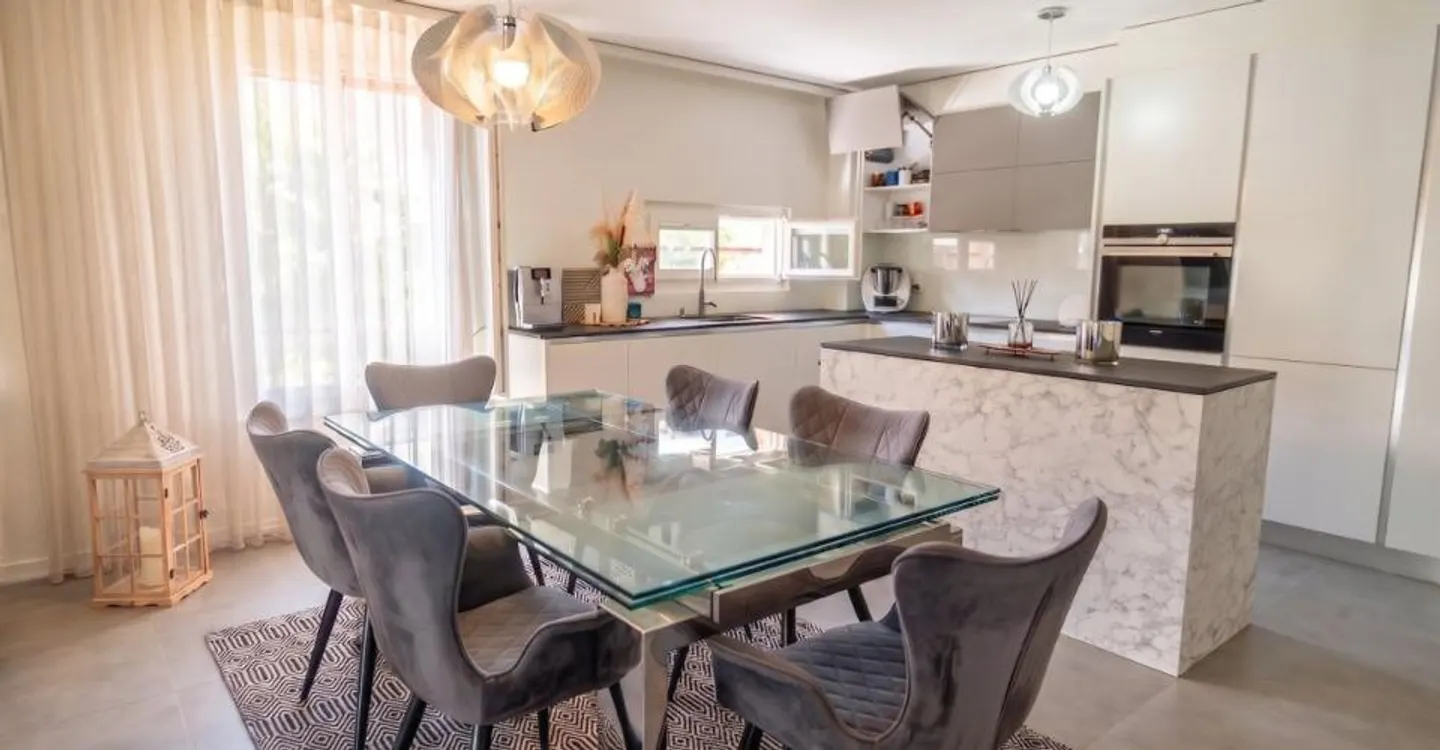 Rare! Renovated triplex penthouse of 6 rooms, close to the center - Photo 3 of 12