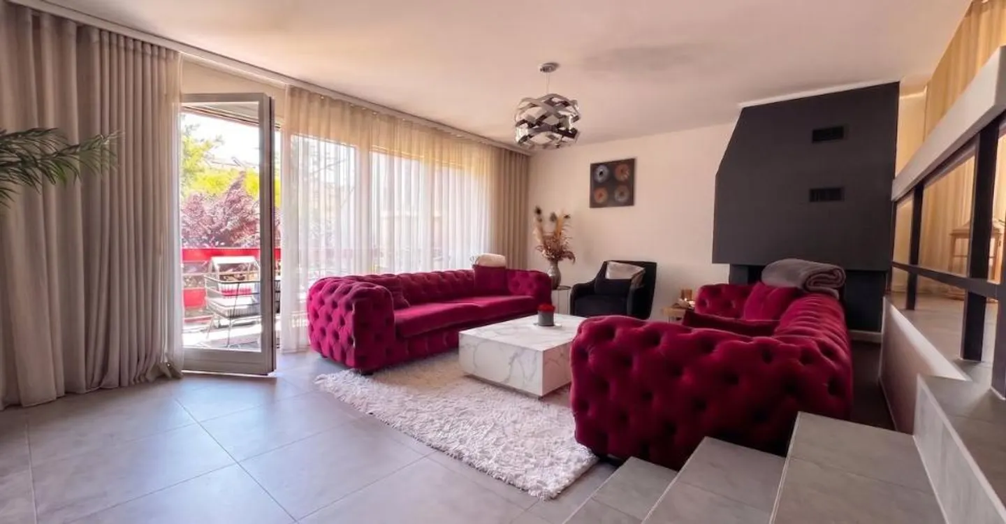 Rare! Renovated triplex penthouse of 6 rooms, close to the center - Photo 4 of 12