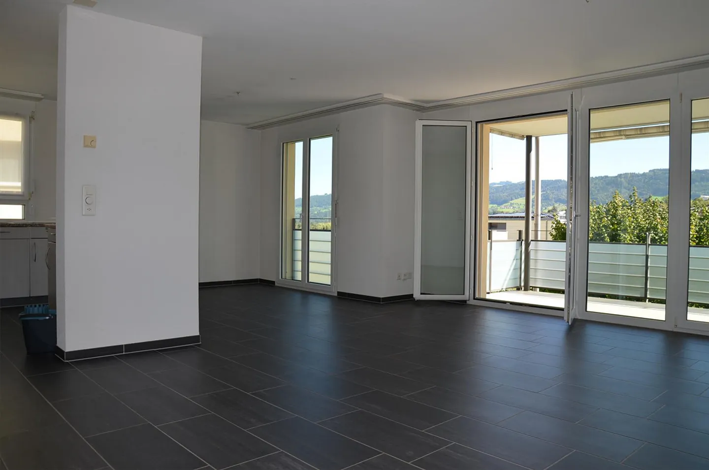 Bright family apartment with a view of greenery - Photo 2 of 14