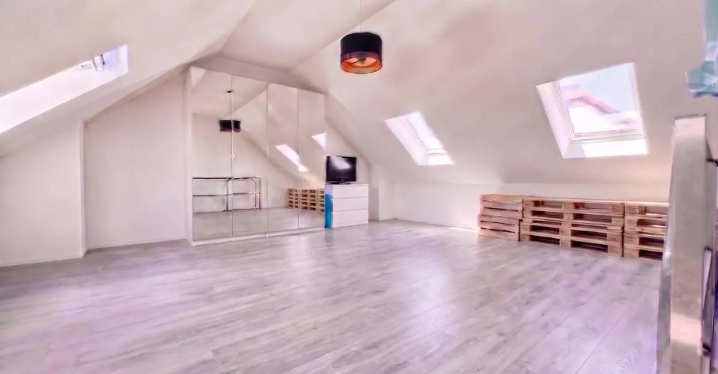 Rare! Renovated triplex penthouse of 6 rooms, close to the center - Photo 11 of 12