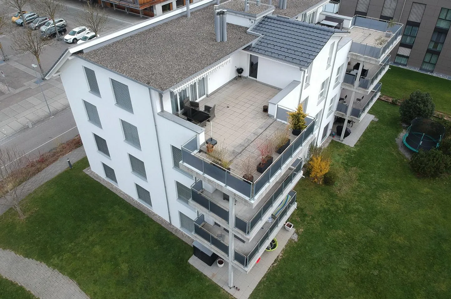 Ottimo attico di 2,5 stanze con grande terrazza - Foto 2 di 8