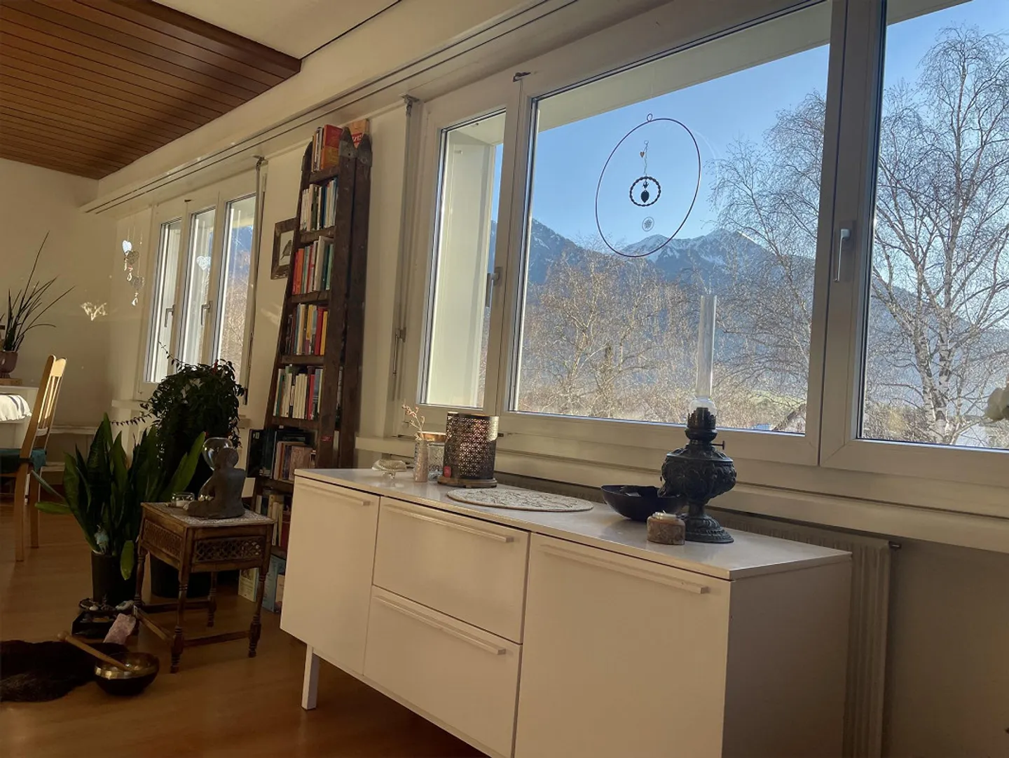 Charmante, lumineuse appartement de 2,5 pièces avec balcon et vue sur la montagne - Photo 3 sur 19