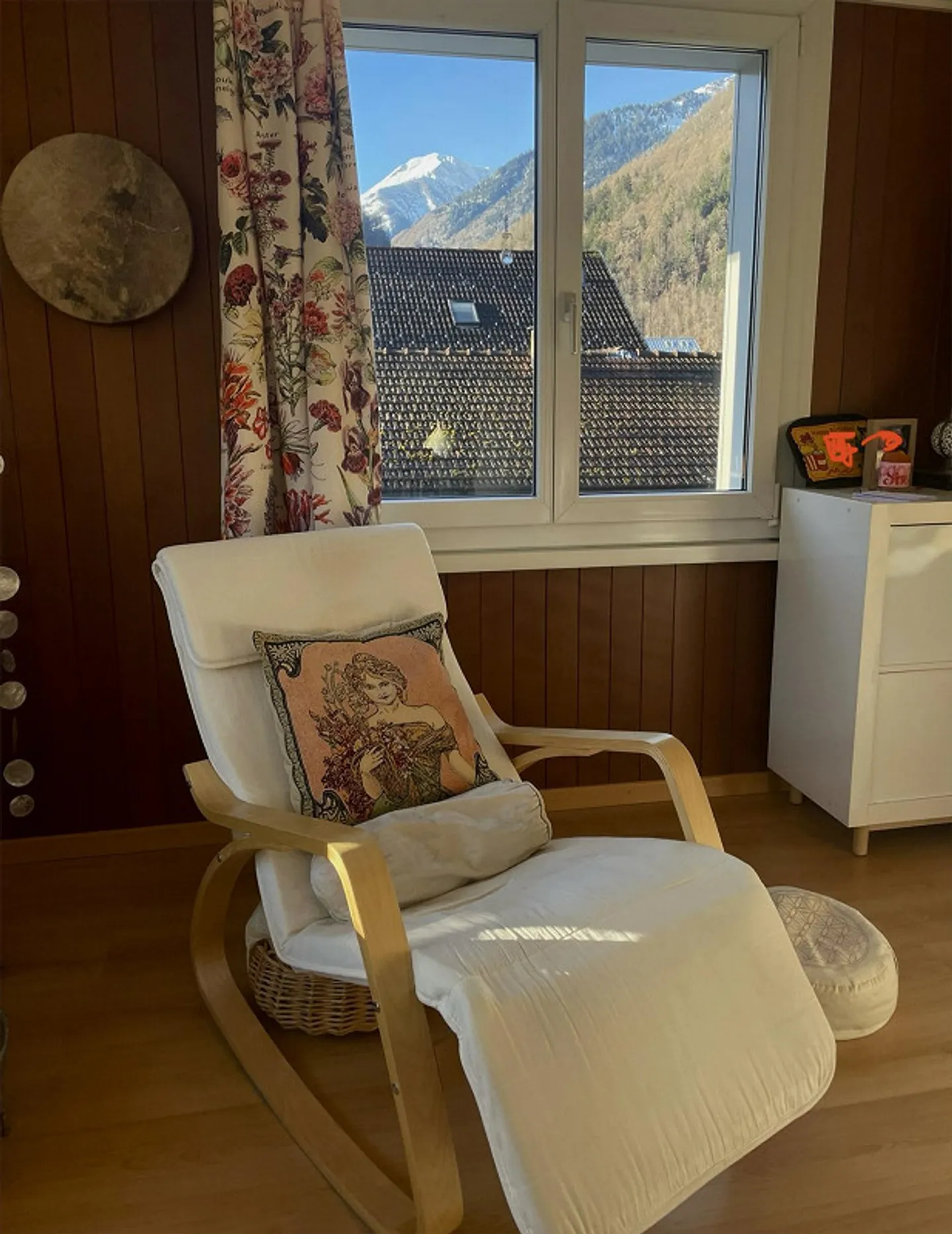 Charmante, lumineuse appartement de 2,5 pièces avec balcon et vue sur la montagne - Photo 4 sur 19