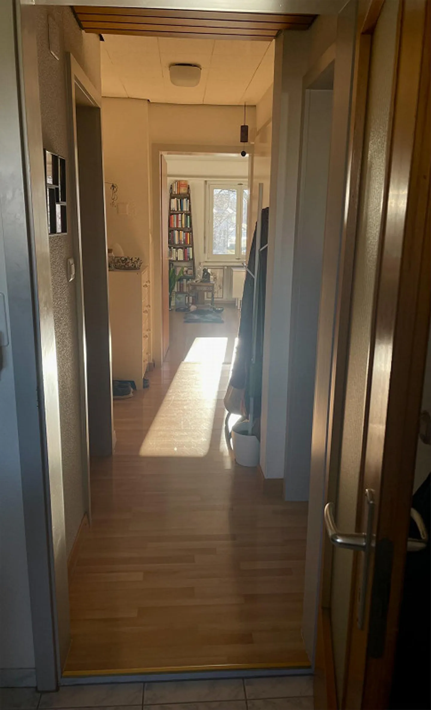 Charmante, lumineuse appartement de 2,5 pièces avec balcon et vue sur la montagne - Photo 6 sur 19