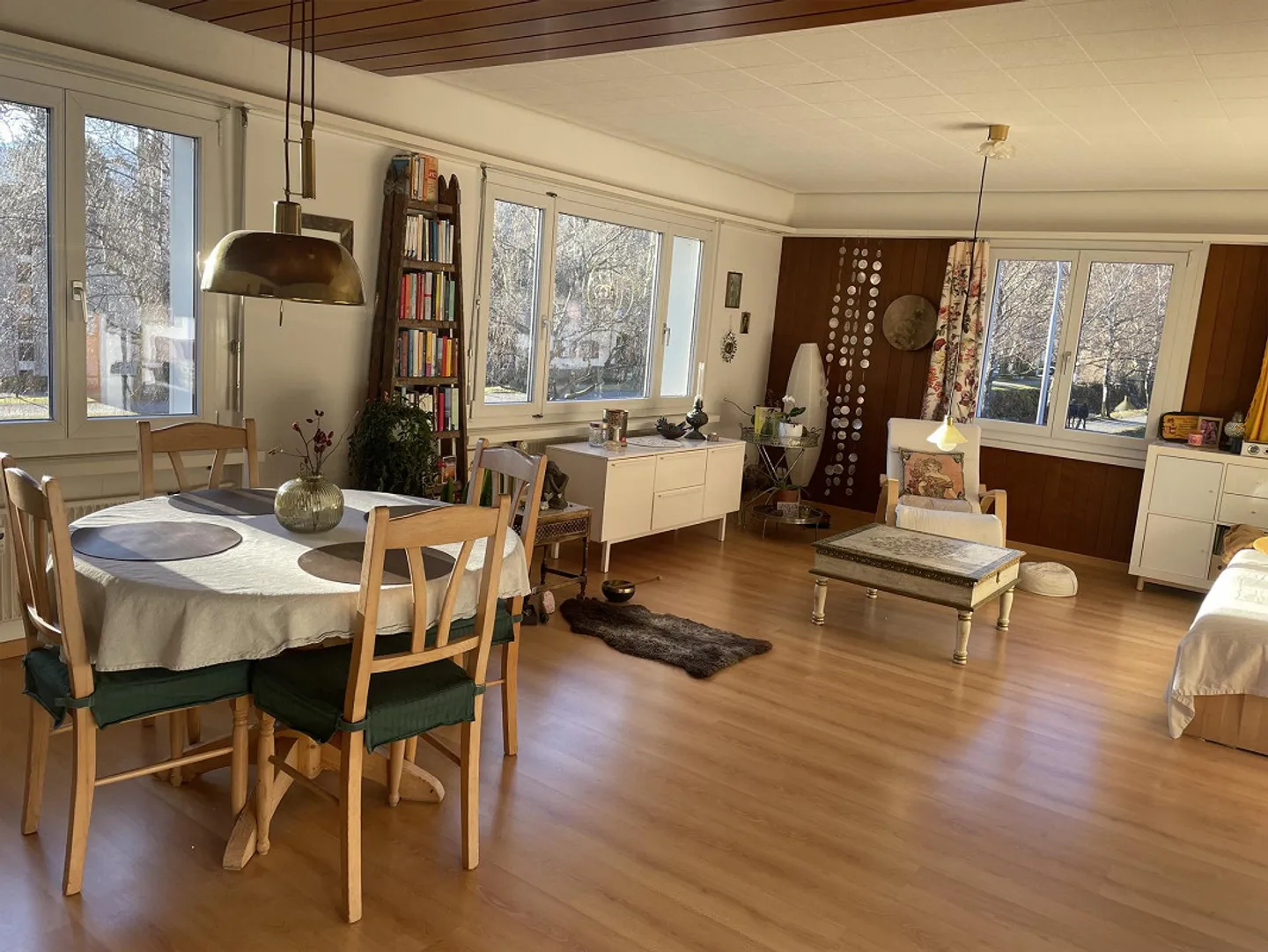 Charmante, lumineuse appartement de 2,5 pièces avec balcon et vue sur la montagne - Photo 1 sur 19