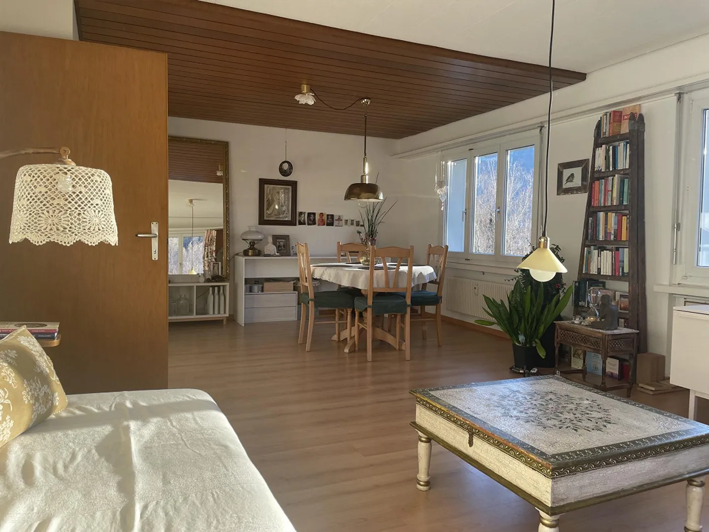 Charmante, lumineuse appartement de 2,5 pièces avec balcon et vue sur la montagne - Photo 2 sur 19