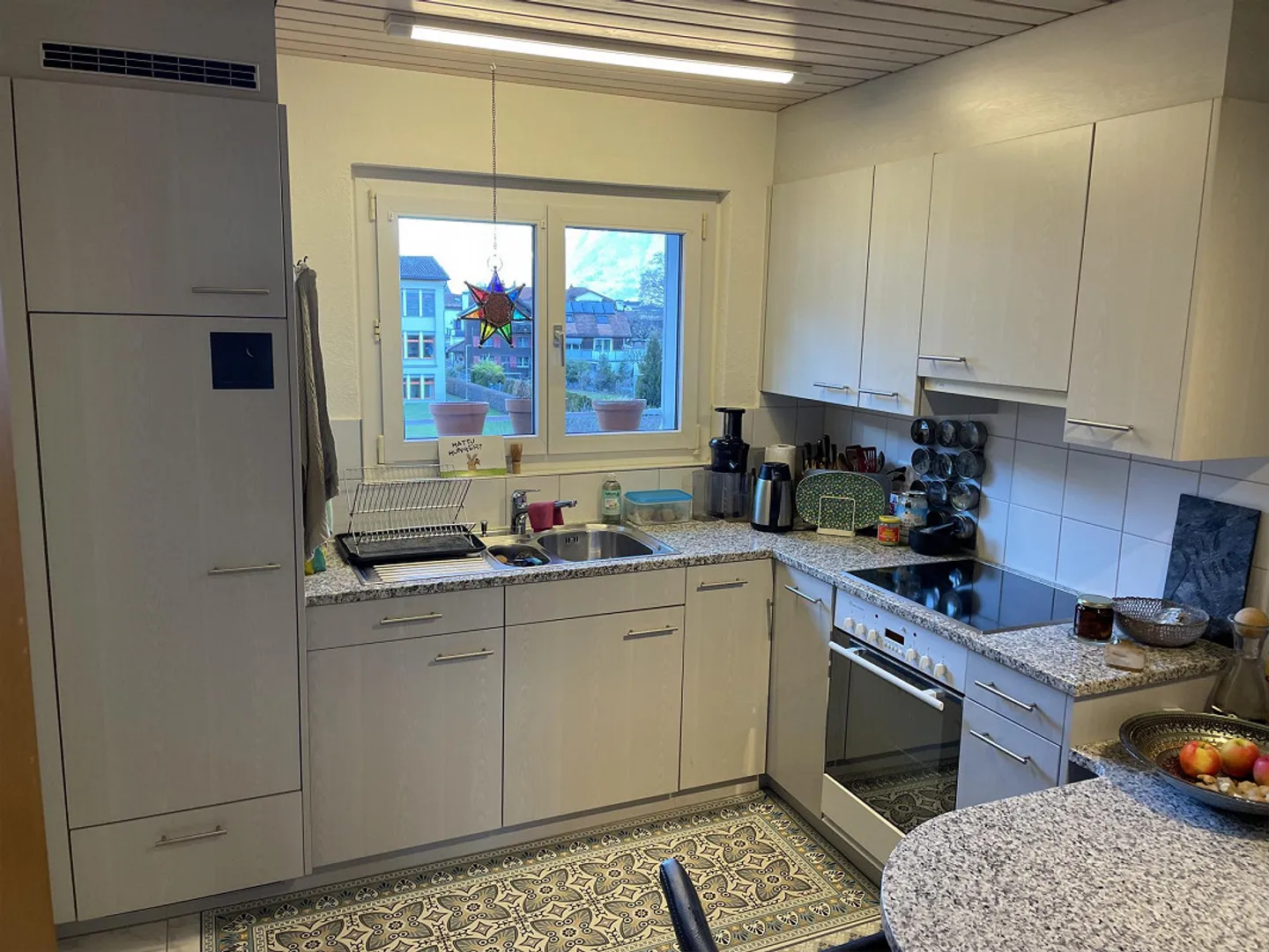 Charmante, lumineuse appartement de 2,5 pièces avec balcon et vue sur la montagne - Photo 7 sur 19