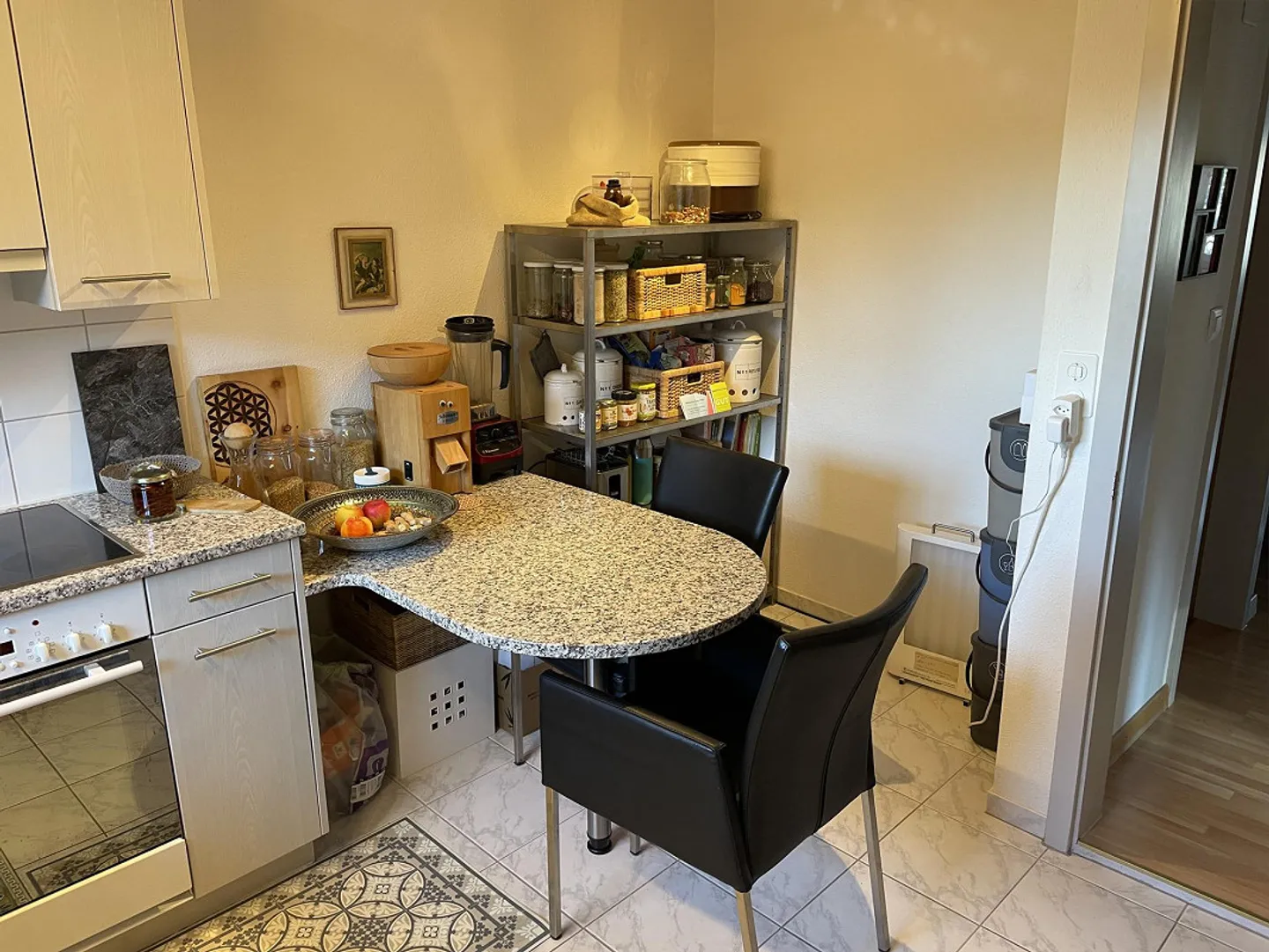 Charmante, lumineuse appartement de 2,5 pièces avec balcon et vue sur la montagne - Photo 8 sur 19