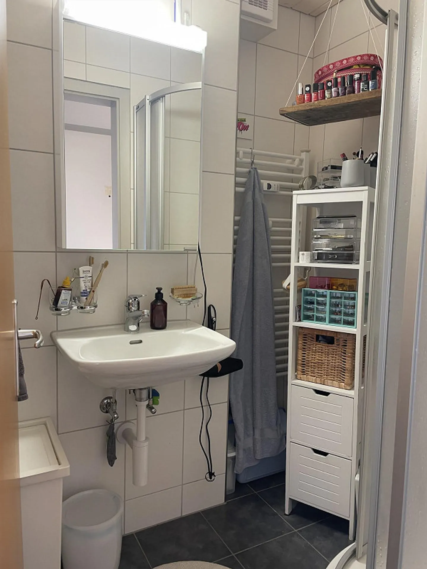 Charmante, lumineuse appartement de 2,5 pièces avec balcon et vue sur la montagne - Photo 10 sur 19