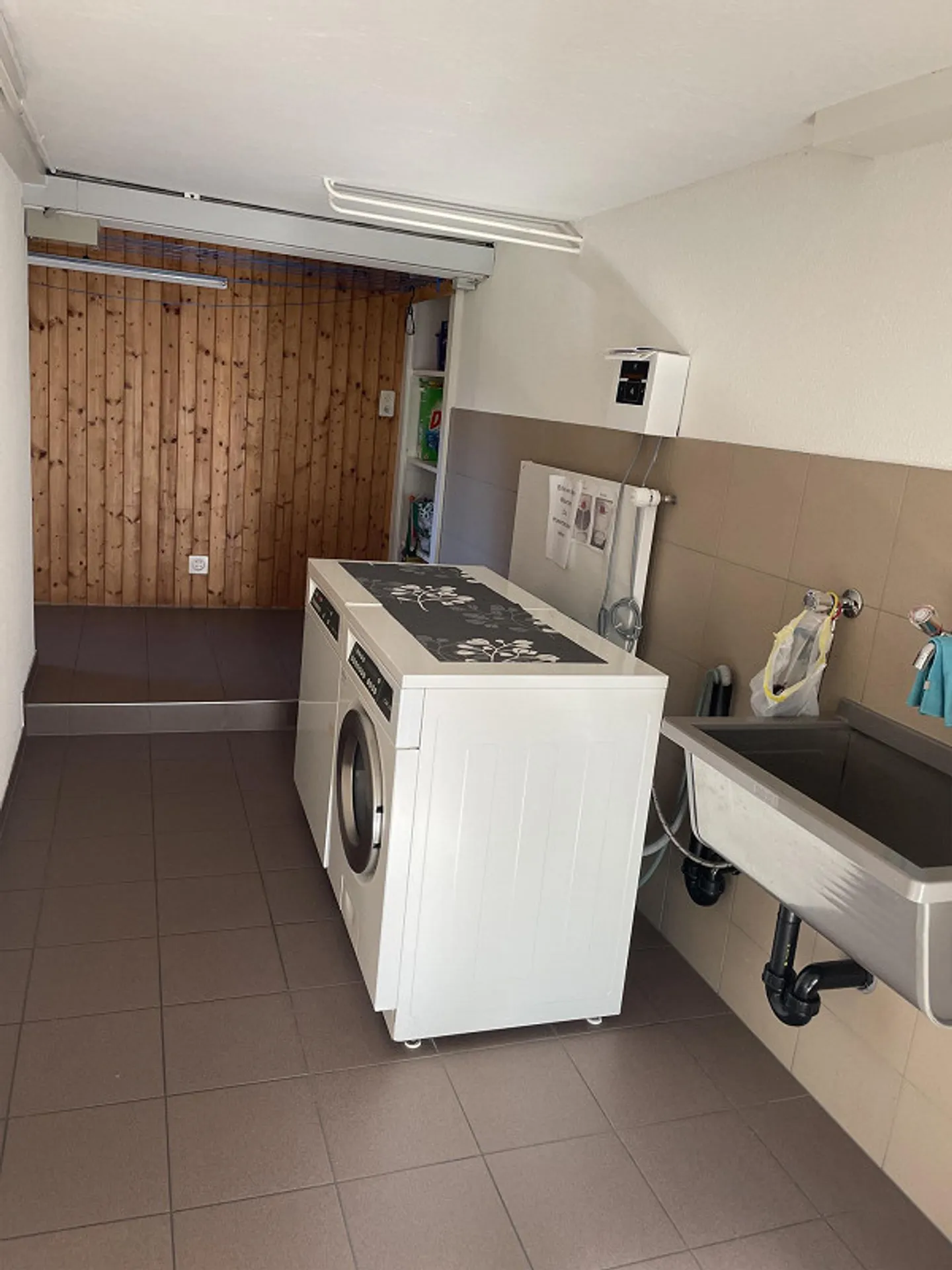 Charmante, lumineuse appartement de 2,5 pièces avec balcon et vue sur la montagne - Photo 16 sur 19