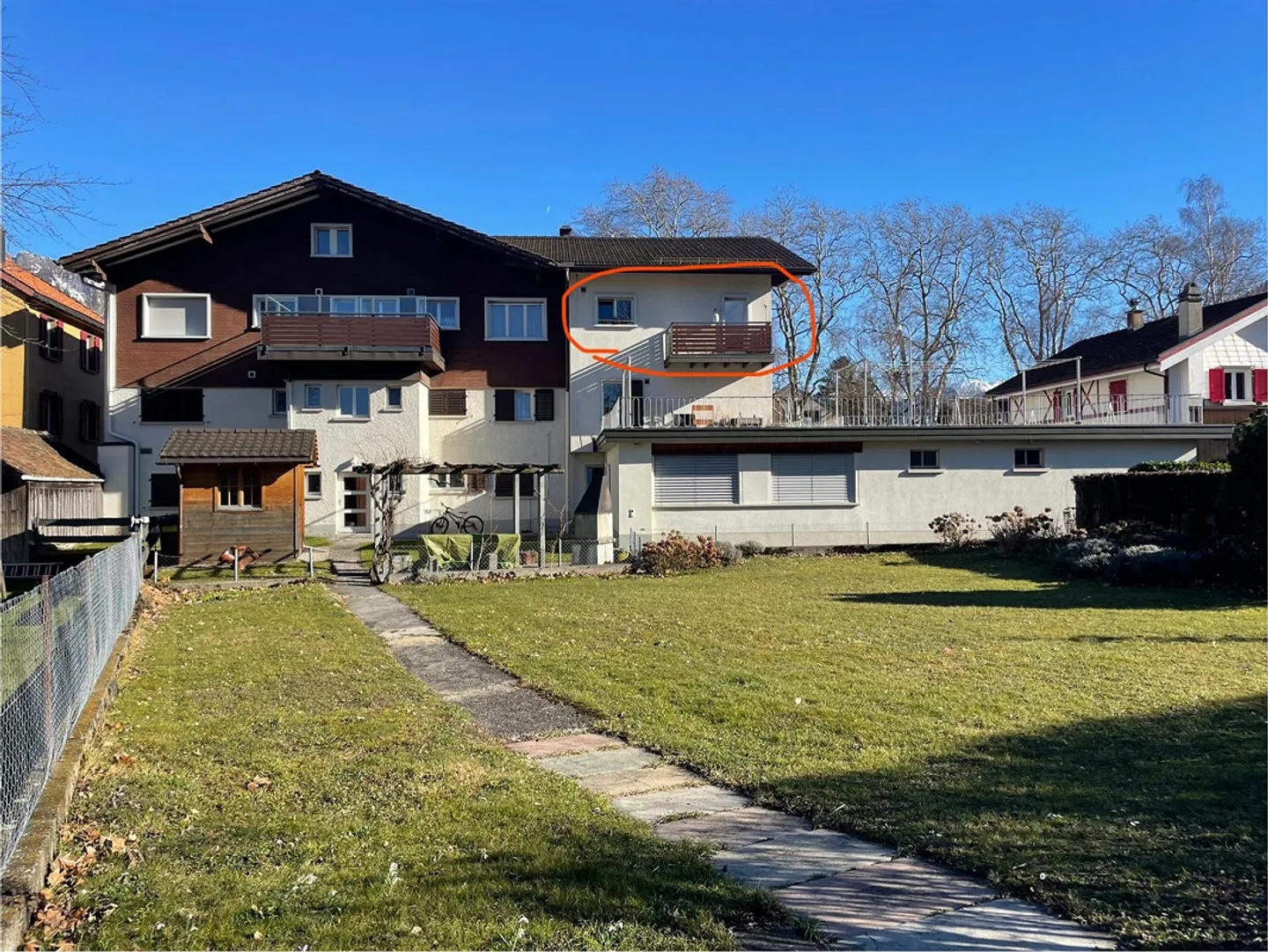 Charmante, lumineuse appartement de 2,5 pièces avec balcon et vue sur la montagne - Photo 17 sur 19