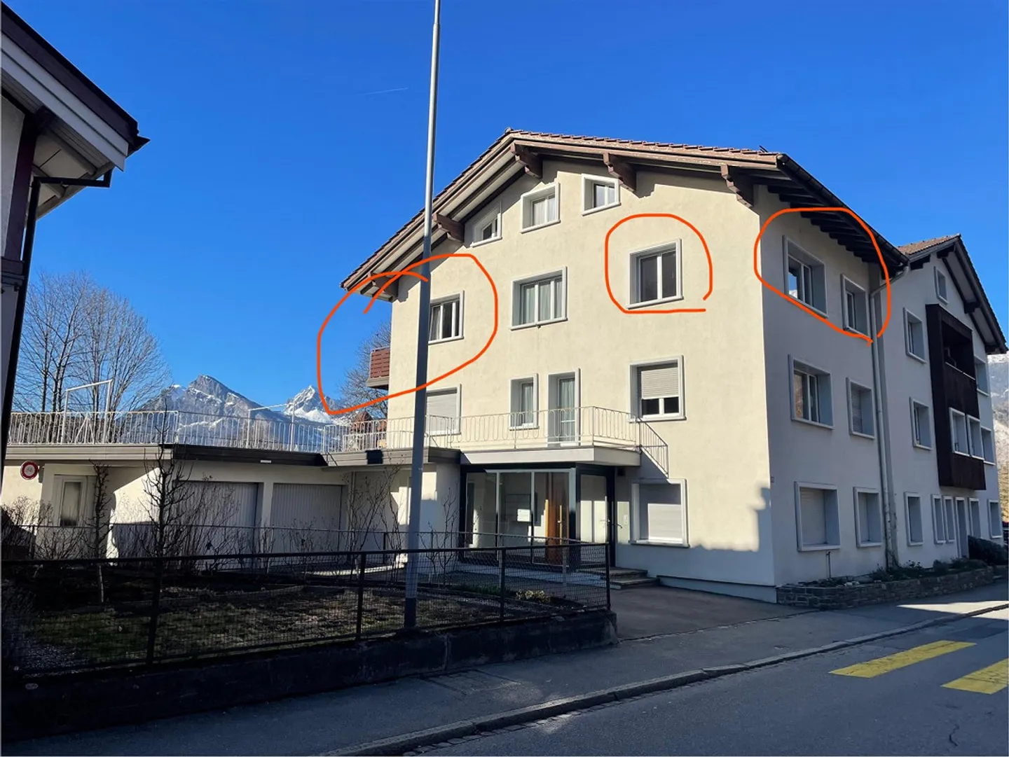 Charmante, lumineuse appartement de 2,5 pièces avec balcon et vue sur la montagne - Photo 18 sur 19