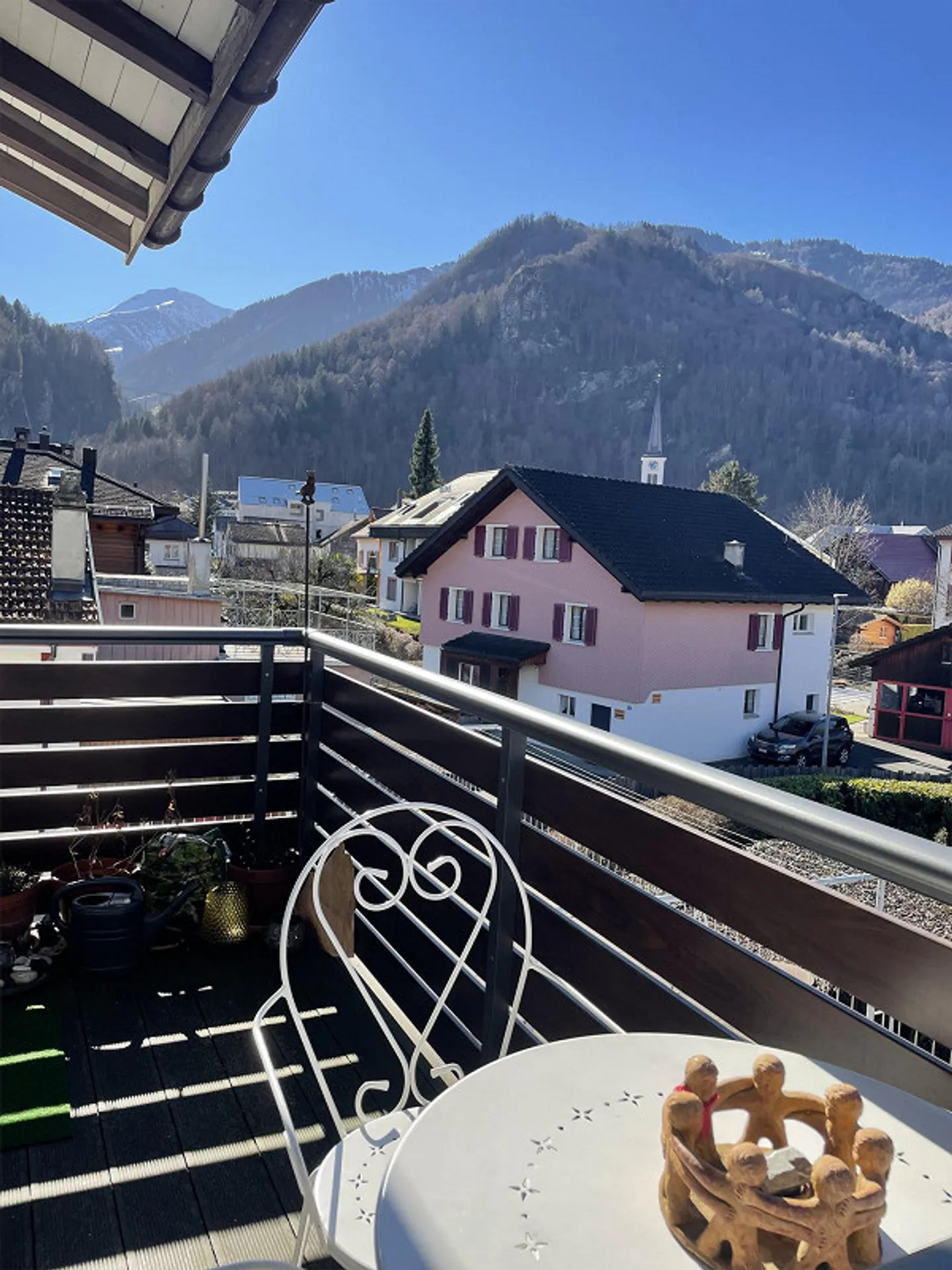 Charmante, lumineuse appartement de 2,5 pièces avec balcon et vue sur la montagne - Photo 15 sur 19