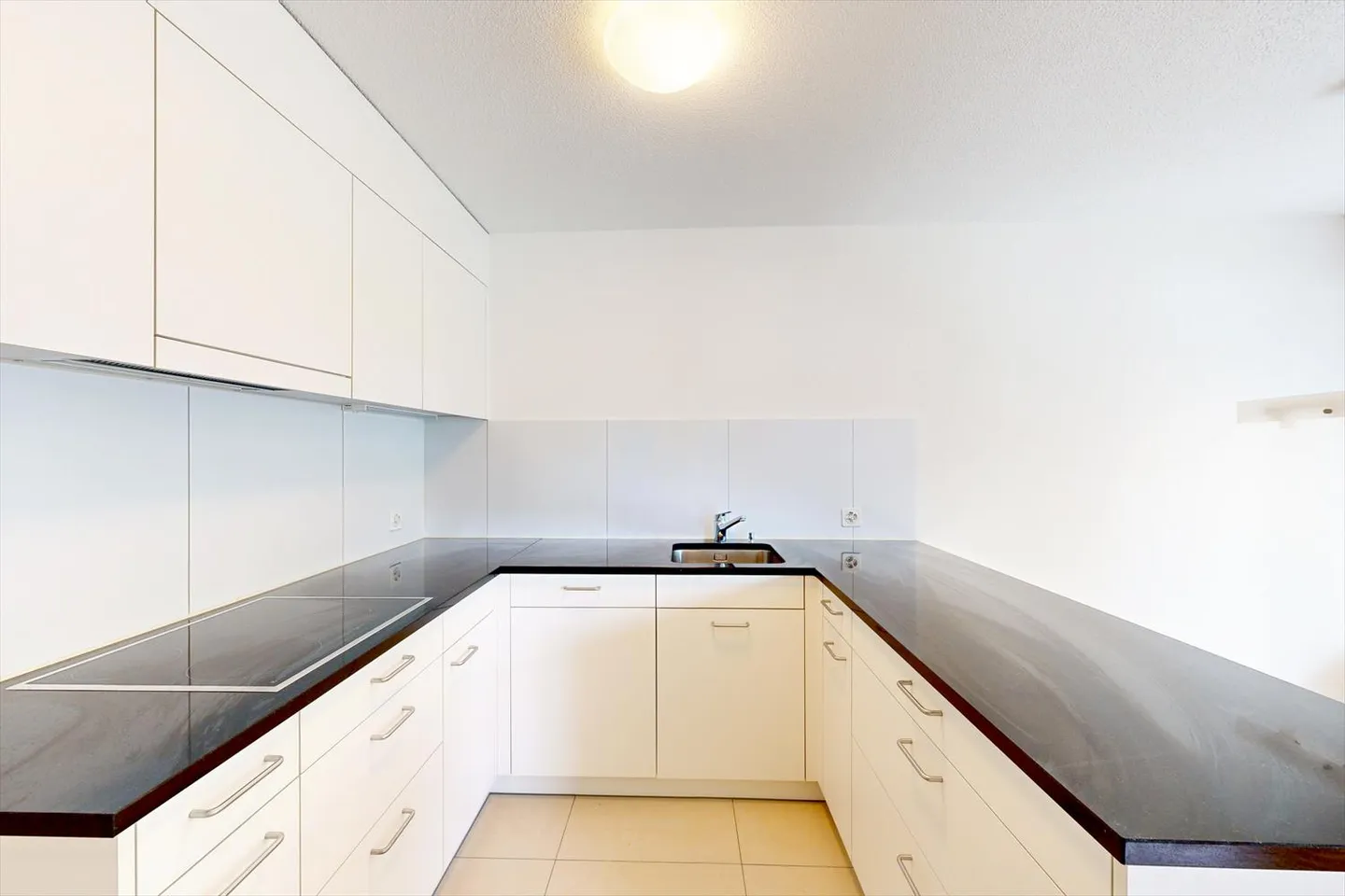 Spacious apartment on the raised ground floor with balcony - Photo 2 of 5