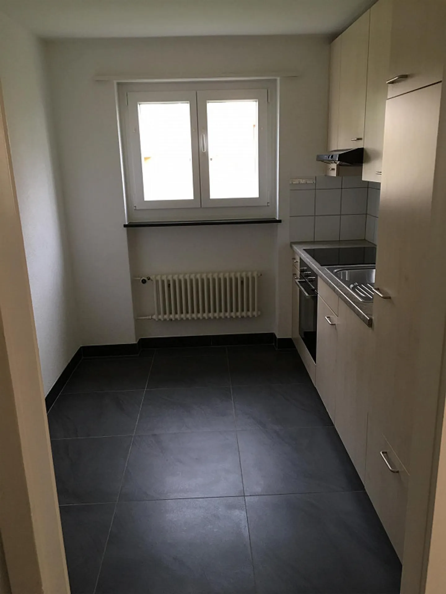 Ampio e luminoso appartamento di 3,5 stanze al piano terra con lavatrice - Foto 5 di 7