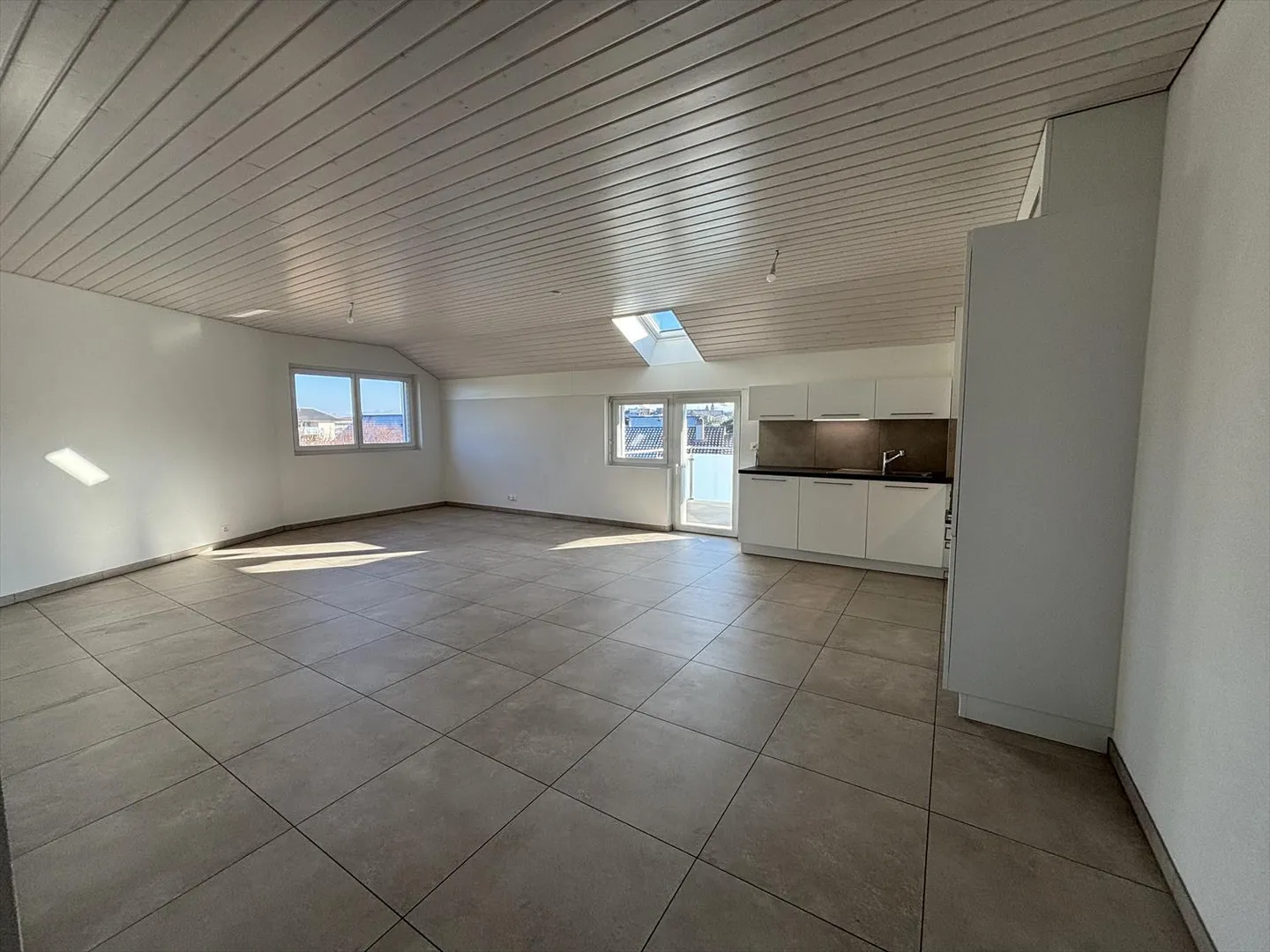 Schönes 3,5-Zimmer-Apartment mit freier Sicht in Montbrelloz - Photo 2 of 12